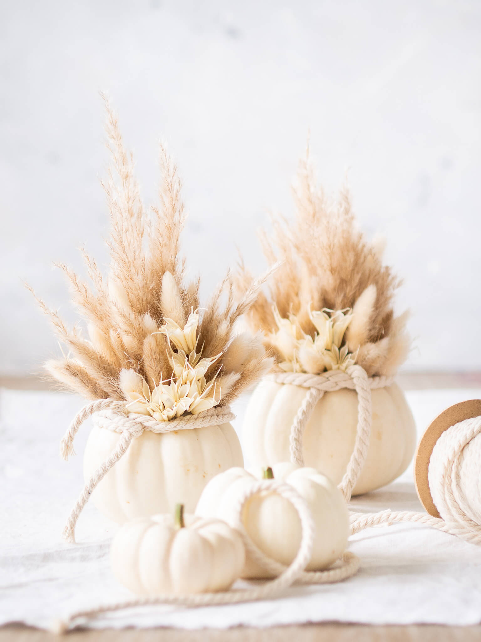 DIY : Herbstliche Tischdeko aus Kürbissen und Trockenblumen selbstgemacht