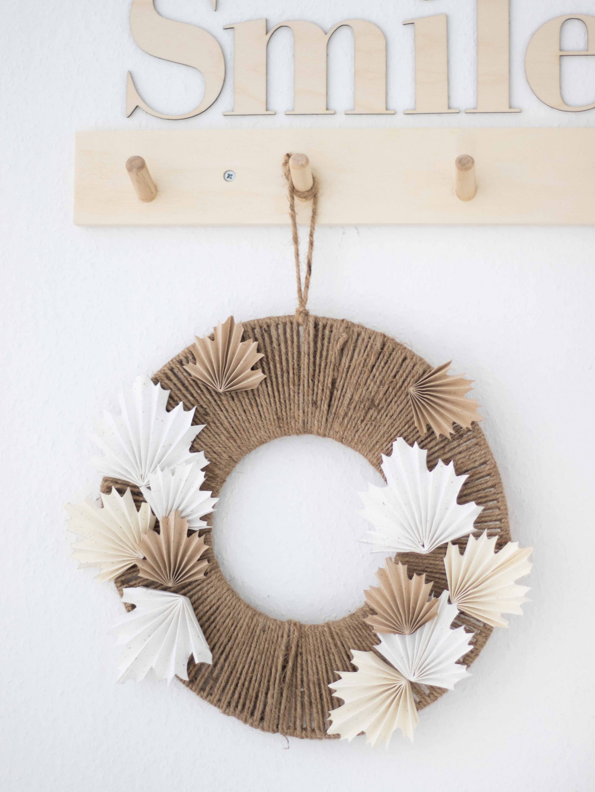 DIY-Herbstkranz mit Blättern aus Papier