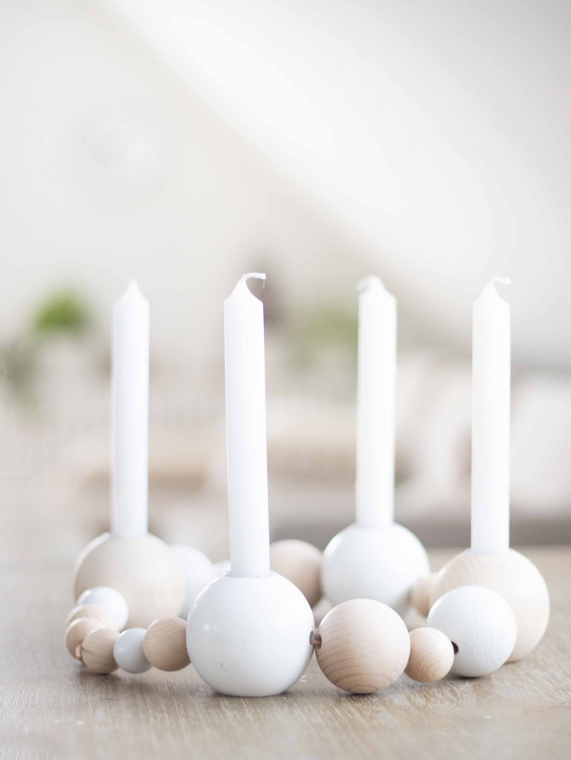 Minimalistischen DIY-Adventskranz mit Holzkugeln basteln