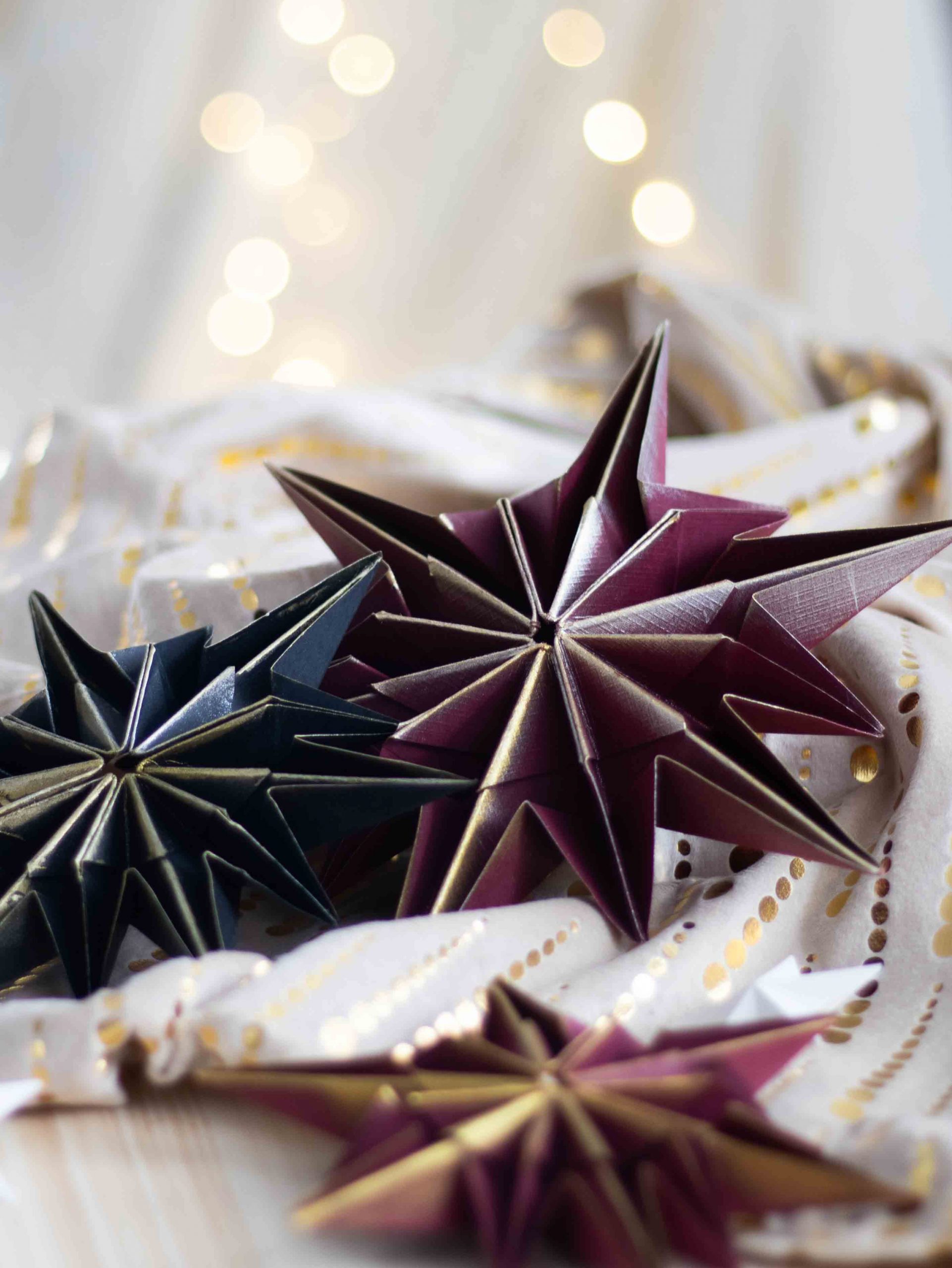 Weihnachtssterne aus Papier basteln: Eine einfache Bastelanleitung